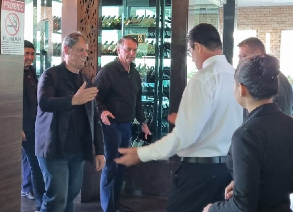 cotado-a-presidencia,-tarcisio-da-tres-provas-de-lealdade-a-bolsonaro