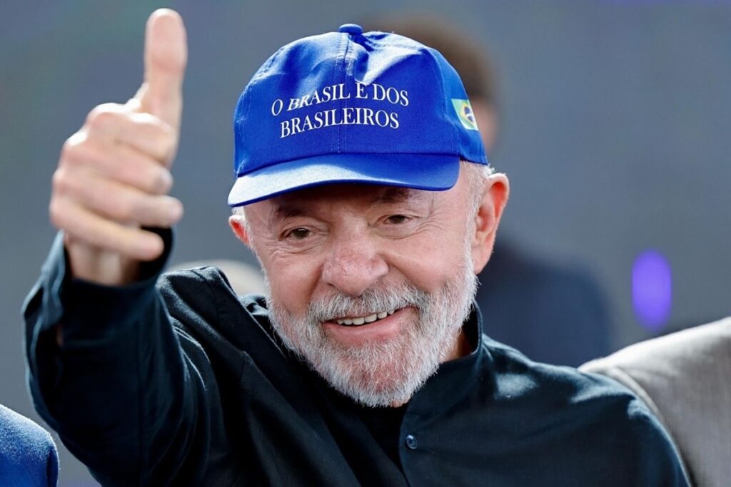 em-crise-com-trump,-lula-usa-bone-com-frase-“brasil-e-dos-brasileiros”
