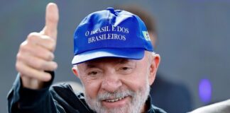 em-crise-com-trump,-lula-usa-bone-com-frase-“brasil-e-dos-brasileiros”