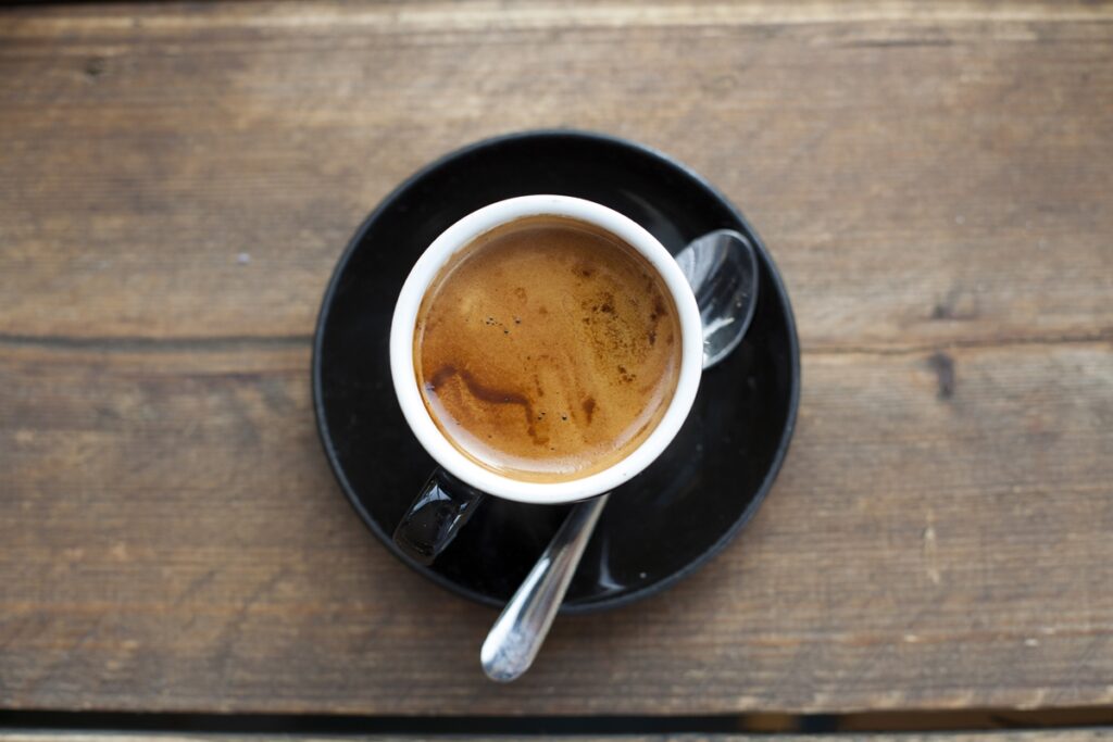 saiba-por-que-deixar-de-tomar-cafe-puro-pela-manha-de-estomago-vazio