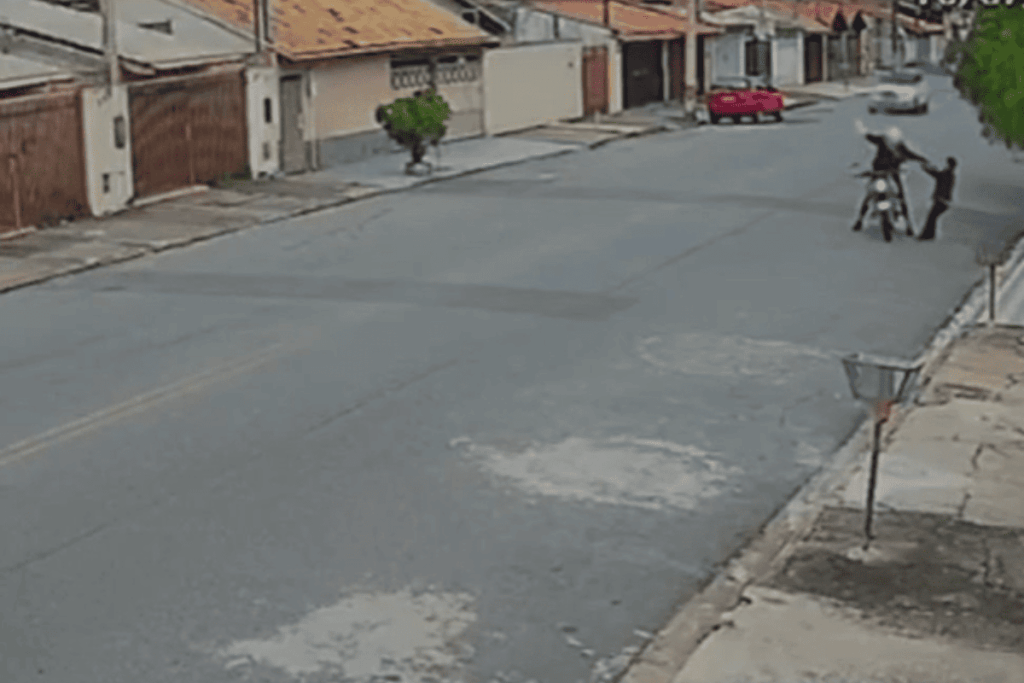 video:-idosa-e-empurrada-e-derrubada-por-motociclista-durante-assalto