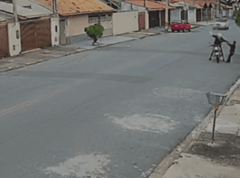 video:-idosa-e-empurrada-e-derrubada-por-motociclista-durante-assalto