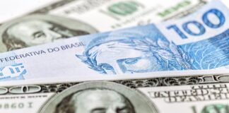 dolar-fecha-estavel-e-bolsa-cai-com-tarifaco-e-servicos-no-brasil