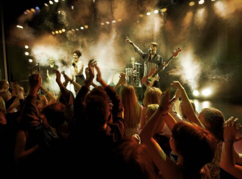 sua-felicidade-pode-estar-no-proximo-show-ou-festival,-sugere-estudo