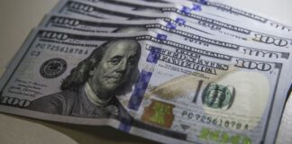 dolar-fecha-praticamente-estavel,-a-r$-5,54,-mas-sobe-2,26%-na-semana