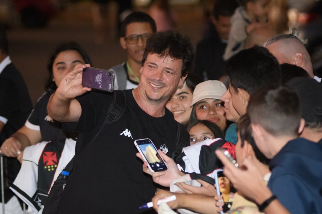 video:-torcedores-do-vasco-fazem-barulho-para-receber-equipe-no-df