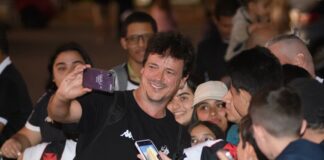 video:-torcedores-do-vasco-fazem-barulho-para-receber-equipe-no-df