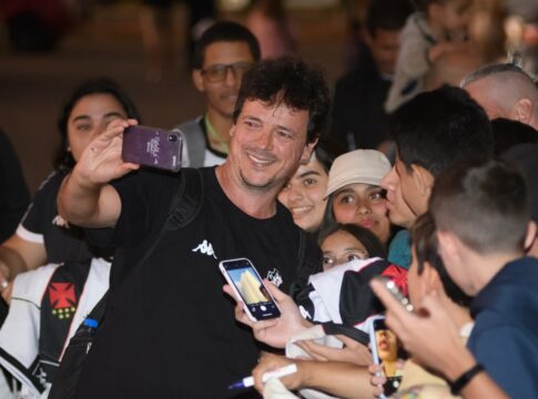 video:-torcedores-do-vasco-fazem-barulho-para-receber-equipe-no-df