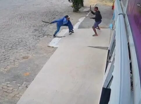 video:-homens-sao-flagrados-lutando-com-facoes.-ambos-ficaram-feridos