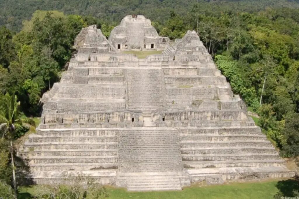 arqueologos-descobrem-tumulo-de-antigo-rei-maia-em-belize