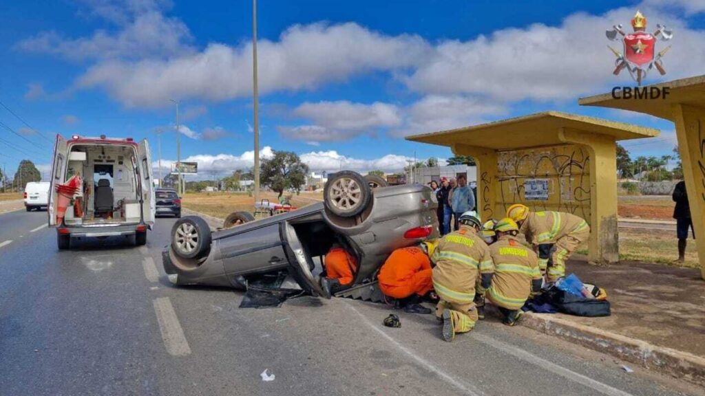 motorista-fica-ferida-apos-capotamento-de-carro-na-df-480