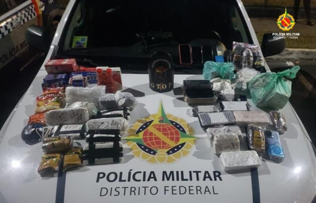 trio-invade-divisao-da-pcdf-para-jogar-51-celulares-dentro-de-cadeia