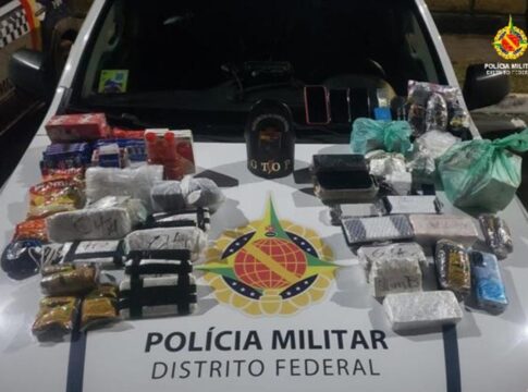trio-invade-divisao-da-pcdf-para-jogar-51-celulares-dentro-de-cadeia