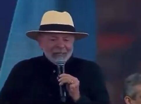 video.-lula-imita-eduardo-bolsonaro-em-evento:-“trump,-solta-meu-pai”