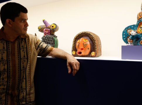 exposicao-traz-monstros-coloridos-de-barro-de-artista-pernambucano