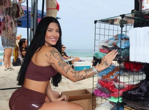 namorada-de-belo-vende-roupas-na-praia:-“nao-tenho-medo-de-trabalhar”