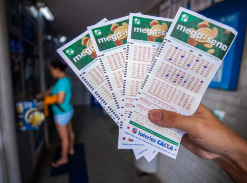 mega-sena-acumula-e-premio-vai-a-r$-46-milhoes.-veja-dezenas-sorteadas