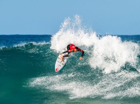 surfe:-italo-ferreira-supera-tubarao,-adversario-e-avanca-na-wsl