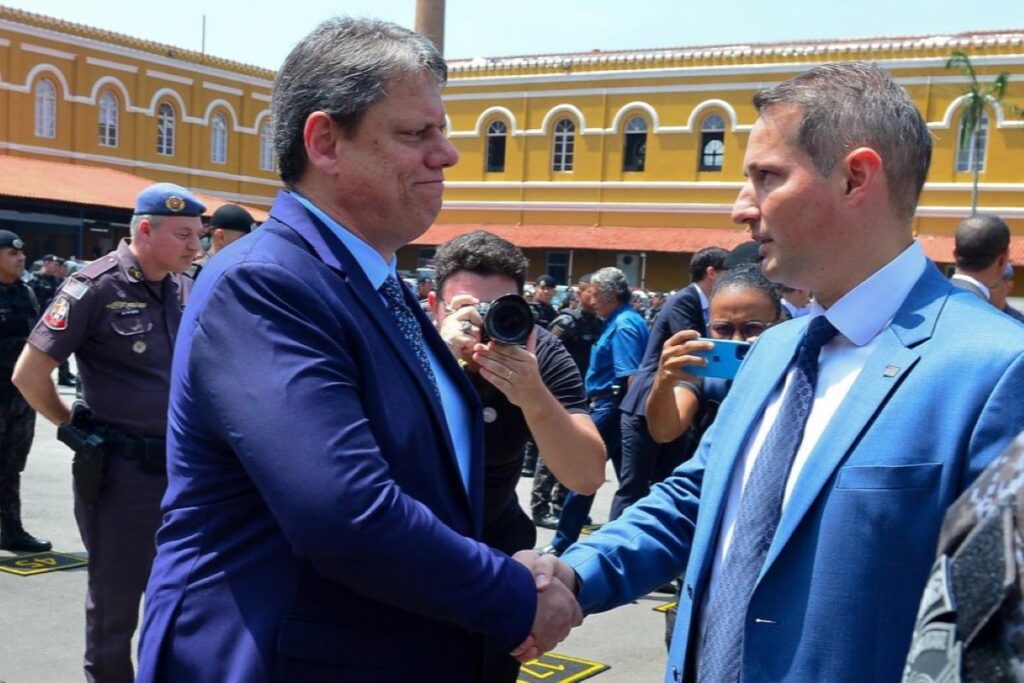 policiais-pressionam-tarcisio-contra-lei-que-demite-agente-investigado