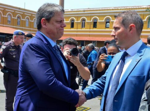 policiais-pressionam-tarcisio-contra-lei-que-demite-agente-investigado