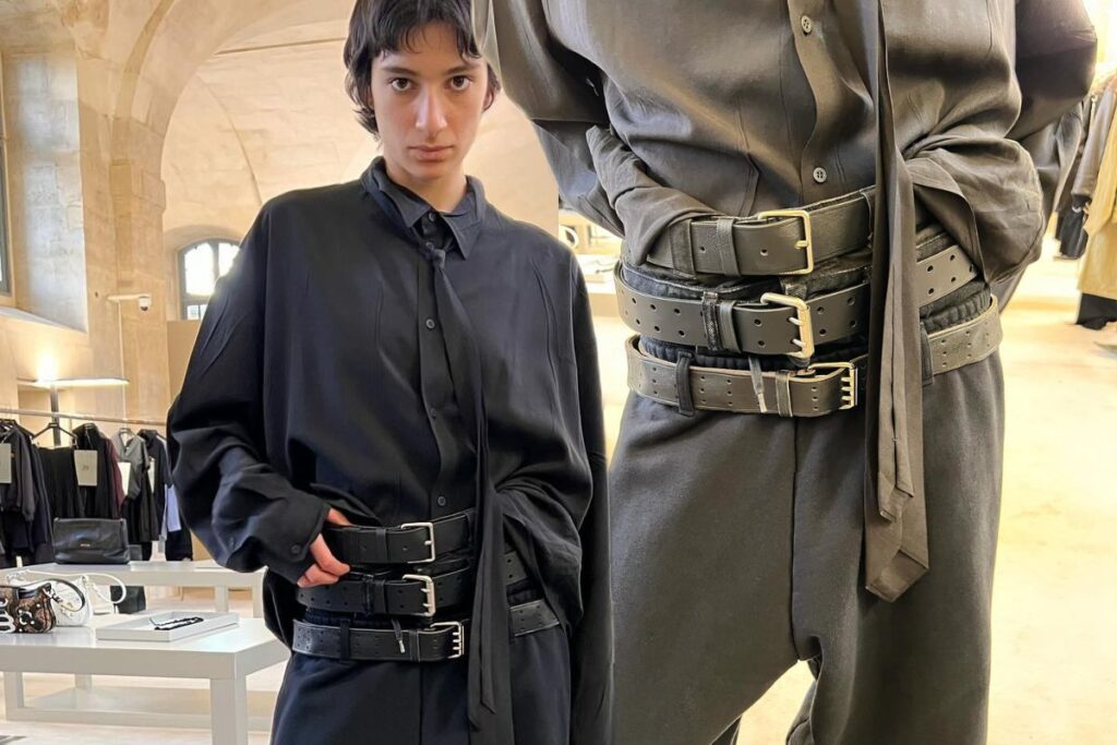 stacked-belts:-conheca-a-tendencia-maximalista-dos-cintos