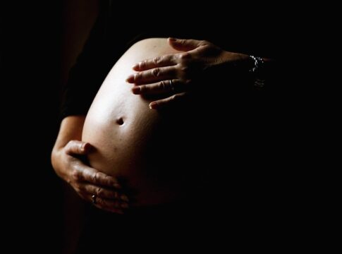 mulher-em-trabalho-de-parto-e-agredida-por-marido-no-interior-de-sp