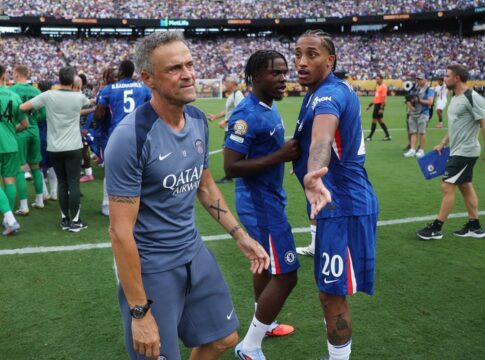 video:-luis-enrique-perde-a-cabeca-apos-derrota-e-agride-joao-pedro