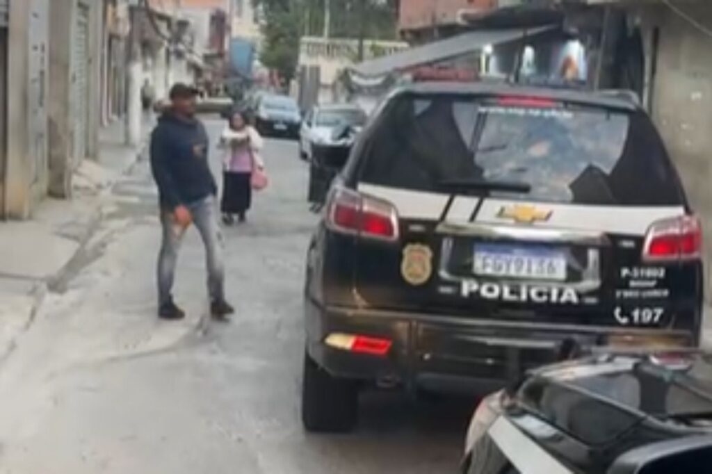 video-mostra-policial-instantes-antes-de-ser-baleado-por-pm-da-rota