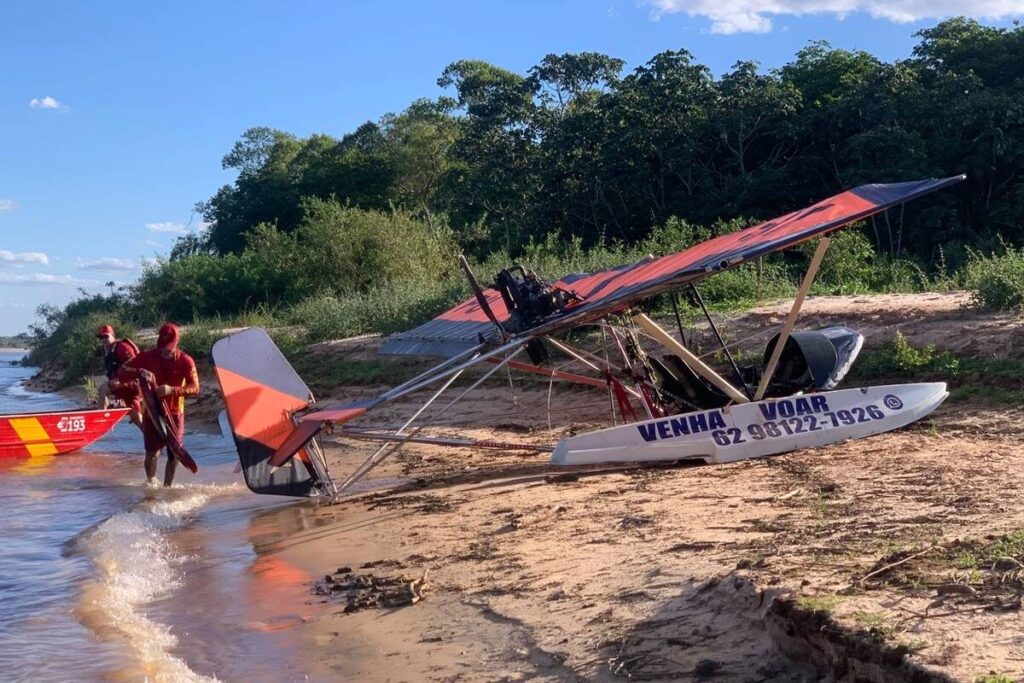 piloto-afunda-aeronave-no-araguaia-e-e-resgatado-por-bombeiros.-video