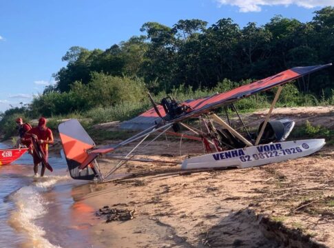 piloto-afunda-aeronave-no-araguaia-e-e-resgatado-por-bombeiros.-video