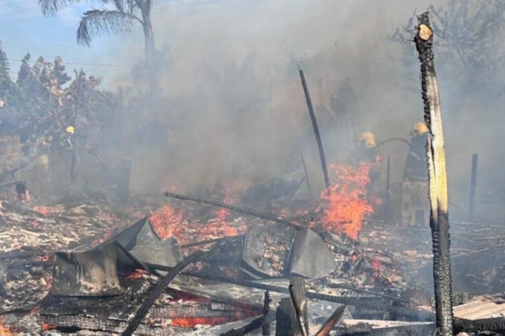 video:-incendio-destroi-casas-e-deixa-moradores-feridos-em-sc