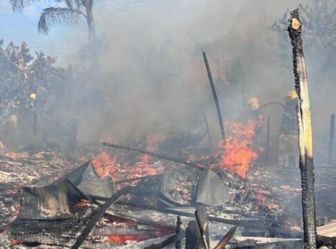 video:-incendio-destroi-casas-e-deixa-moradores-feridos-em-sc