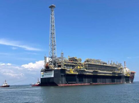 plataforma-da-petrobras-que-reforcara-o-pre-sal-deixa-singapura