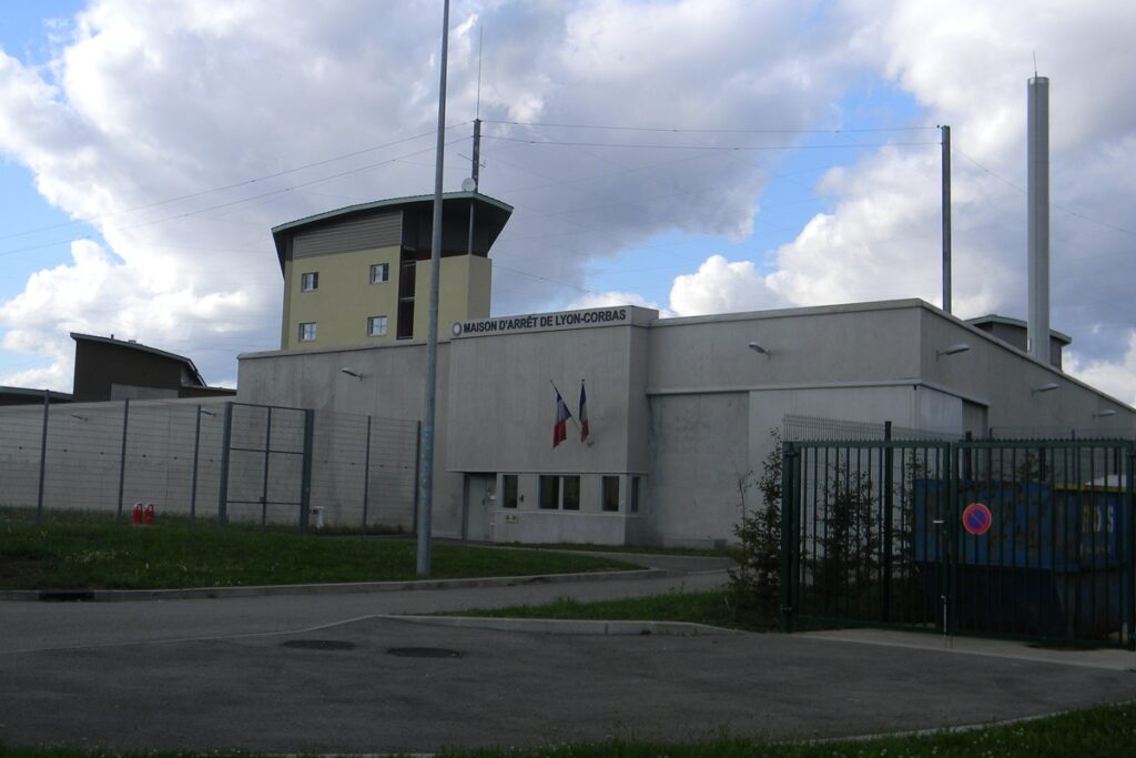 preso-escapa-de-presidio-escondido-em-saco-de-roupa-suja-na-franca