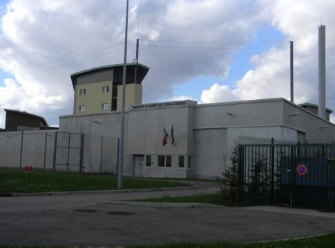 preso-escapa-de-presidio-escondido-em-saco-de-roupa-suja-na-franca