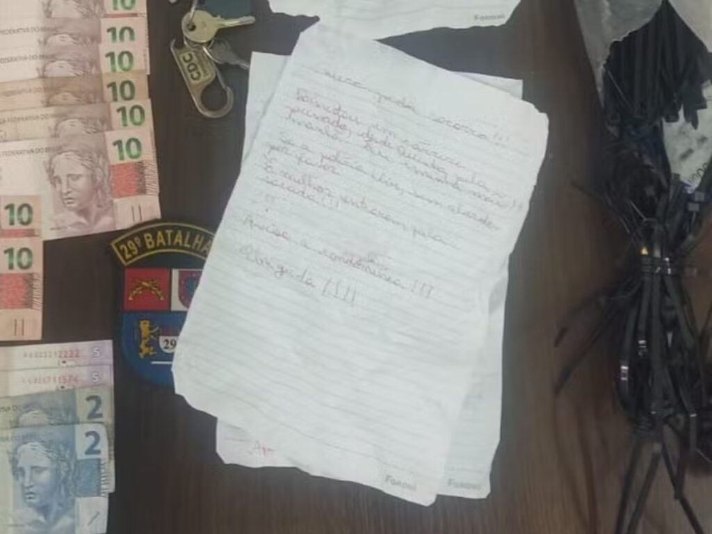 mae-e-filha-mantidas-em-carcere-sao-salvas-apos-vizinho-achar-bilhete