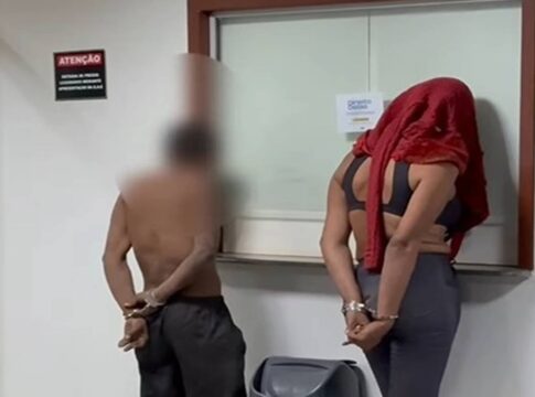 veja-o-momento-em-que-casal-que-esfaqueou-motorista-de-app-chega-a-dp