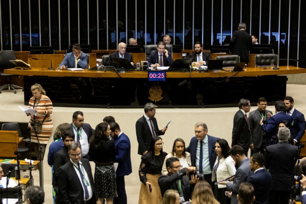 pt-propoe-teto-unico-para-salarios-de-servidores-em-todo-o-pais