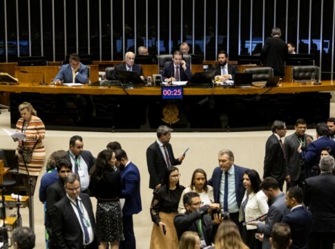 pt-propoe-teto-unico-para-salarios-de-servidores-em-todo-o-pais
