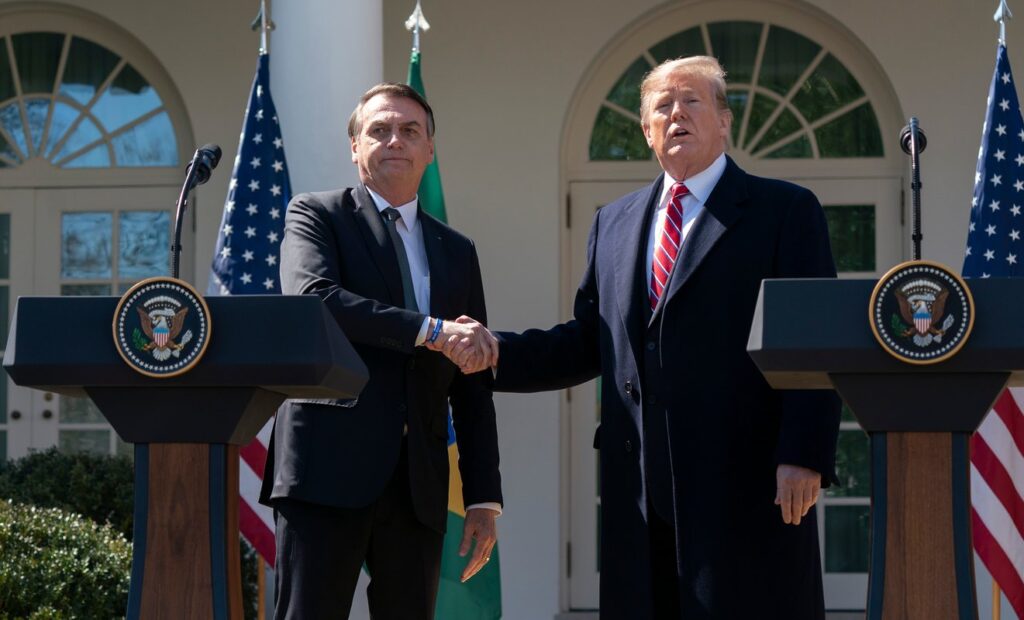 trump-defende-bolsonaro,-mas-diz-que-nao-e-seu-amigo:-“conheco”