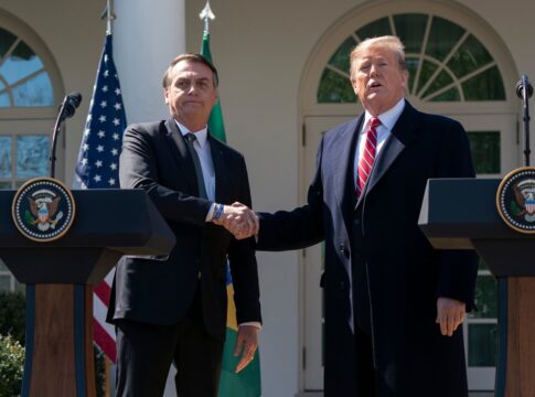 trump-defende-bolsonaro,-mas-diz-que-nao-e-seu-amigo:-“conheco”