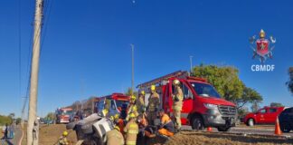 l4-sul:-motorista-fica-ferido-apos-carro-tombar-na-avenida-das-nacoes