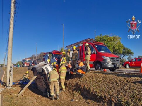 l4-sul:-motorista-fica-ferido-apos-carro-tombar-na-avenida-das-nacoes