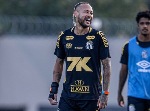 video:-antes-de-jogo-com-flamengo,-neymar-brinca-com-davi-lucca-no-ct