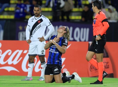 vasco-e-goleado-pelo-del-valle-e-se-complica-na-sul-americana