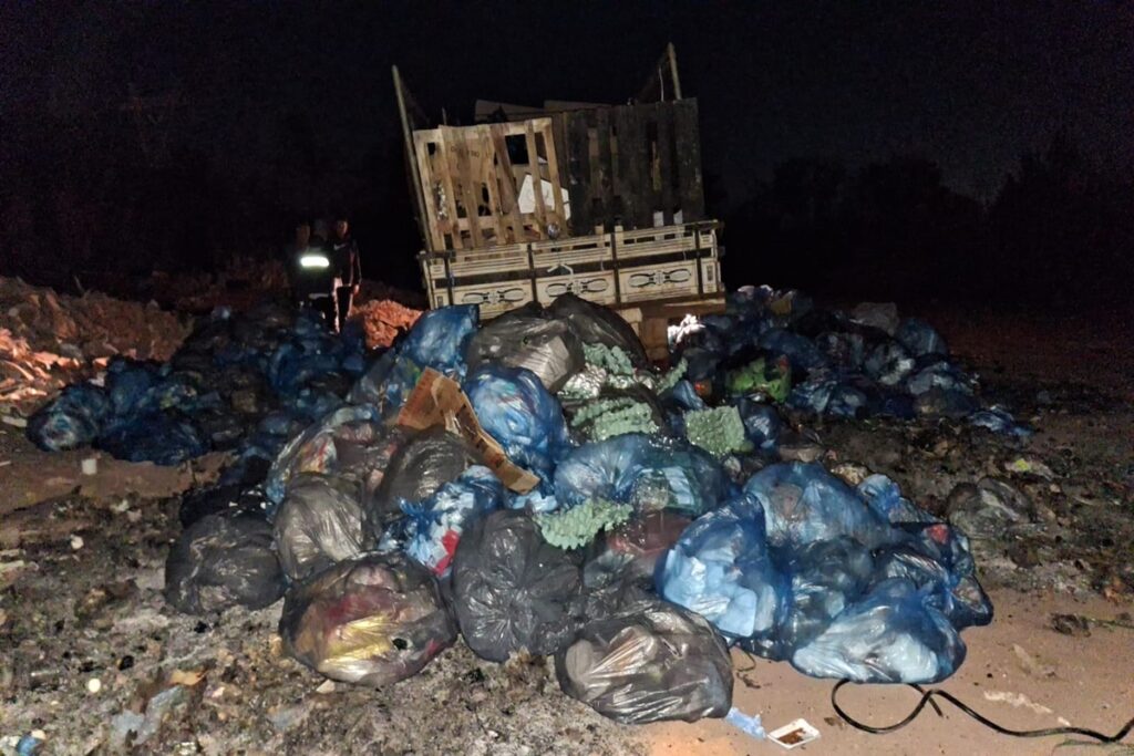 df:-rede-de-supermercado-e-flagrada-despejando-lixo-em-area-ambiental