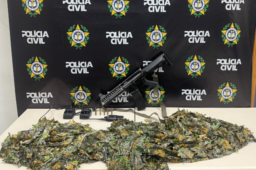 policia-apreende-fuzil-e-roupa-tatica-com-milicianos-no-rio-de-janeiro