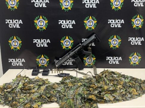 policia-apreende-fuzil-e-roupa-tatica-com-milicianos-no-rio-de-janeiro