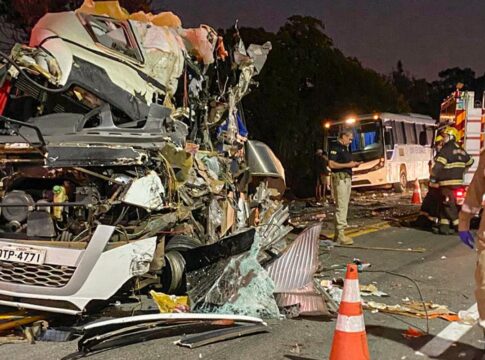 colisao-envolvendo-onibus-de-universitarios-deixa-cinco-mortos-em-go