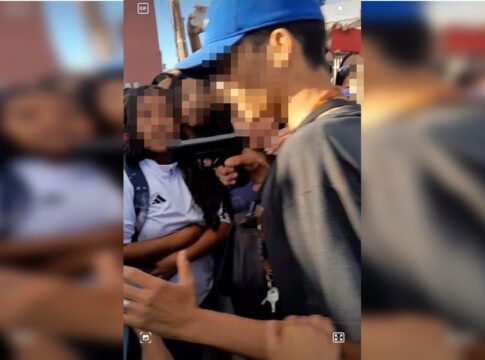 jovem-aponta-arma-para-cabeca-de-menina-apos-briga-na-porta-de-escola